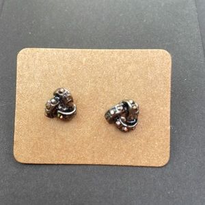 Cute studded knot earring with black stones.